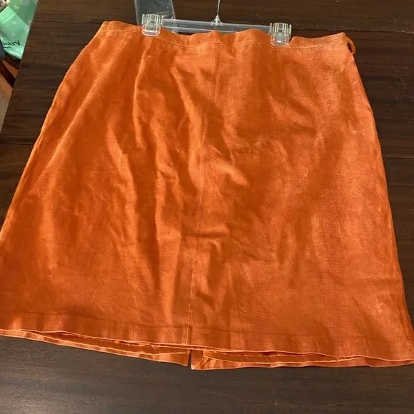 413A) Terry Lewis Sz 24 Suede Like Orange Skirt
