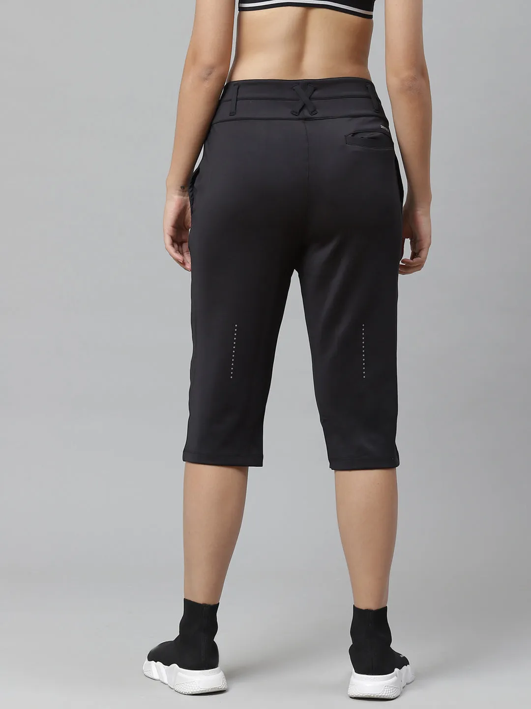 Alcis Nari Black Solid Slim Fit Drytech  Sports Capris