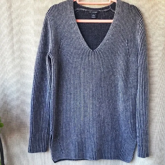 C by Bloomingdales wool and cashmere blend V-Neck Sweater. Size M