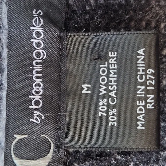 C by Bloomingdales wool and cashmere blend V-Neck Sweater. Size M
