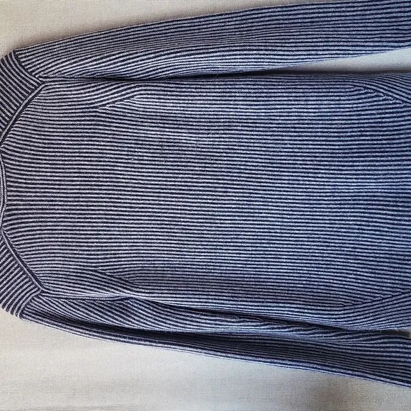 C by Bloomingdales wool and cashmere blend V-Neck Sweater. Size M