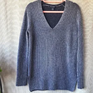 C by Bloomingdales wool and cashmere blend V-Neck Sweater. Size M